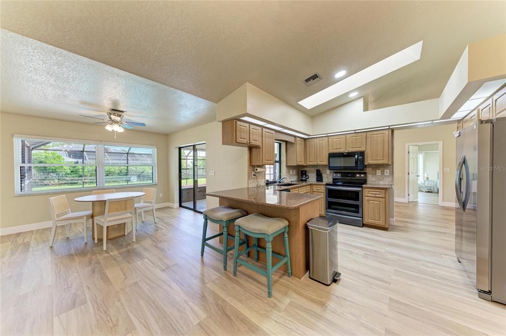 For Sale: $324,900 (2 beds, 2 baths, 1410 Square Feet)