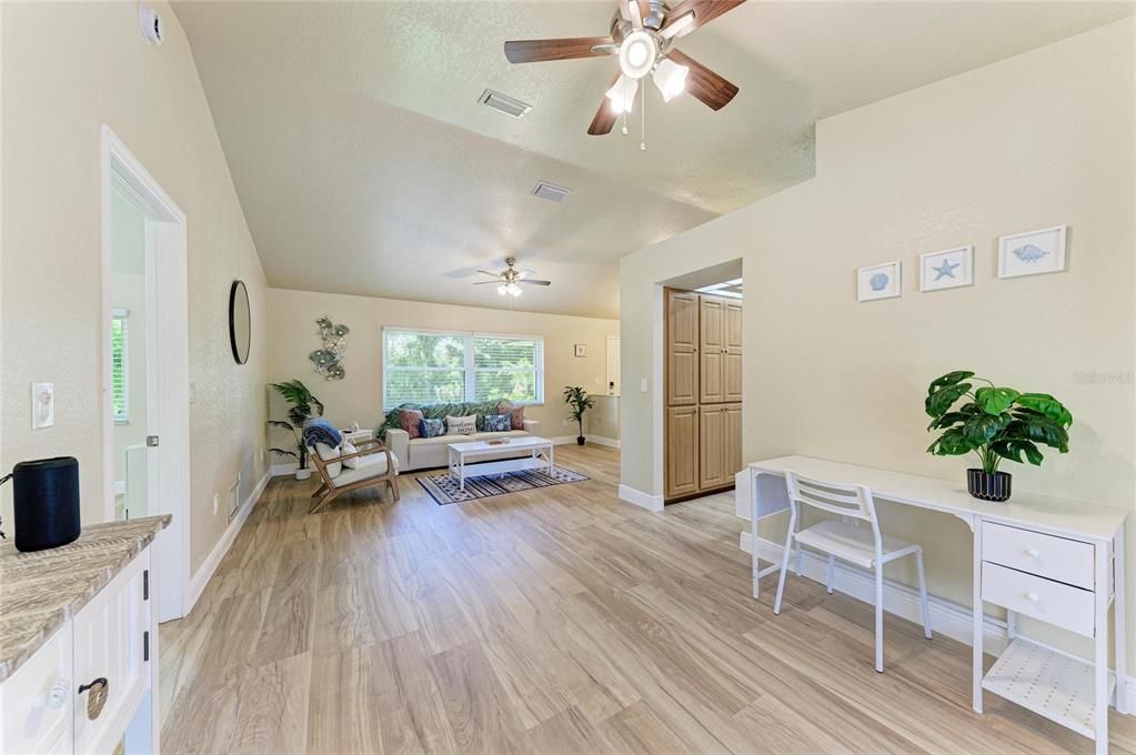 For Sale: $324,900 (2 beds, 2 baths, 1410 Square Feet)