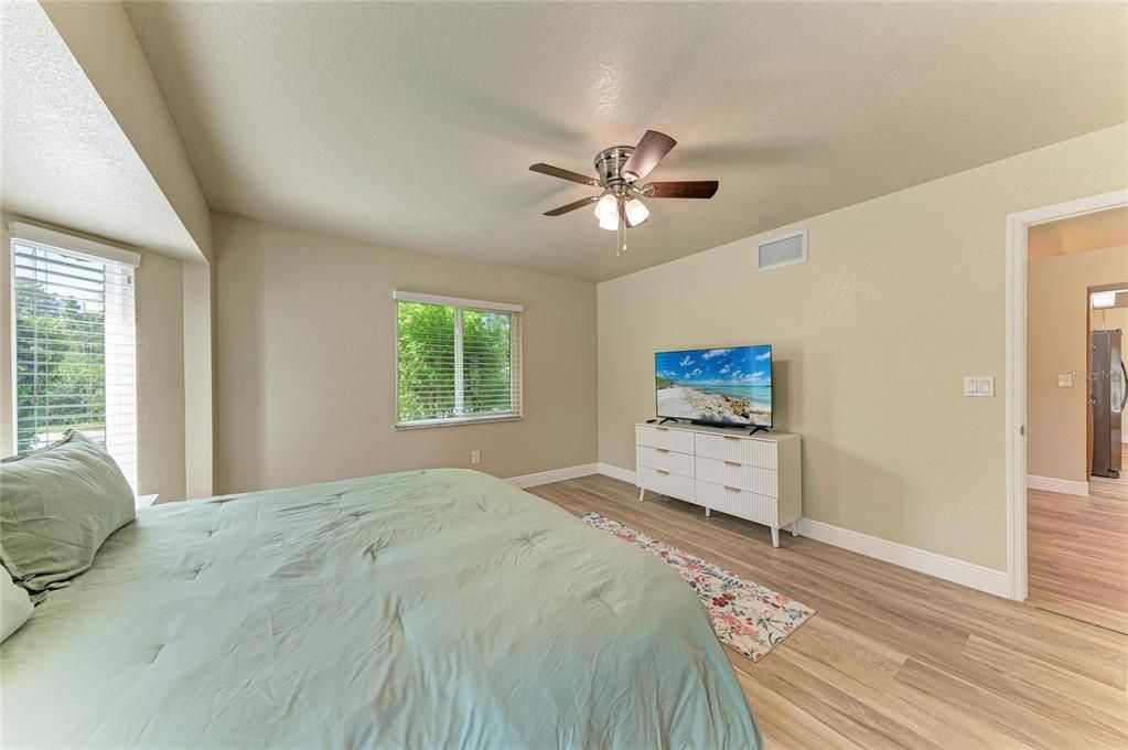 For Sale: $324,900 (2 beds, 2 baths, 1410 Square Feet)