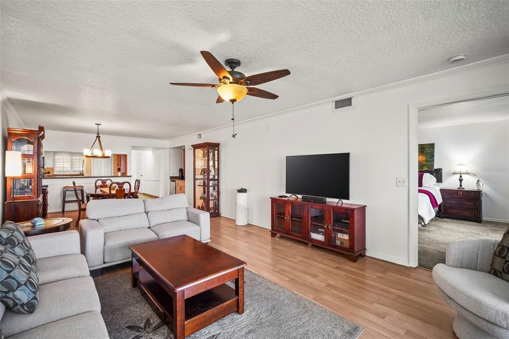 For Sale: $359,000 (3 beds, 2 baths, 1509 Square Feet)