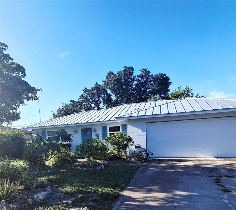 For Sale: $329,900 (2 beds, 2 baths, 1240 Square Feet)