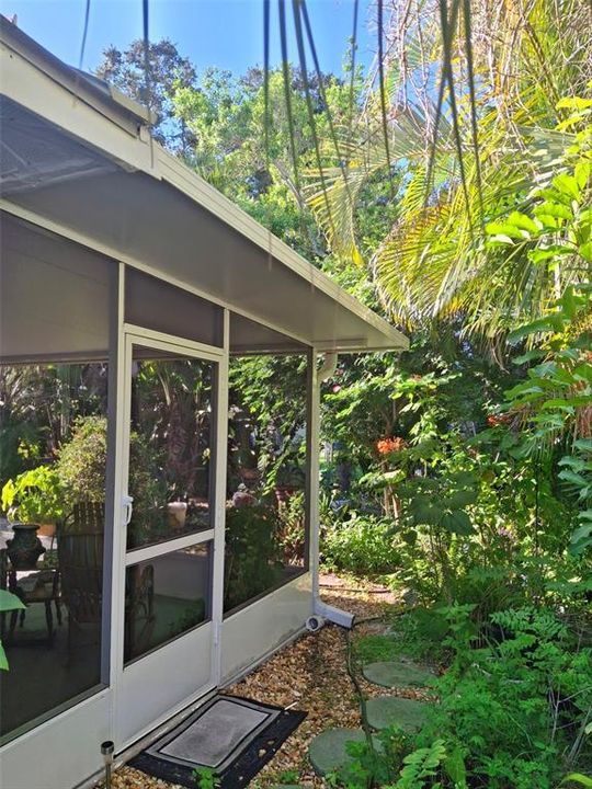 For Sale: $329,900 (2 beds, 2 baths, 1240 Square Feet)