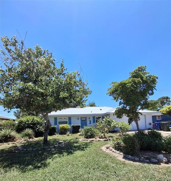 For Sale: $329,900 (2 beds, 2 baths, 1240 Square Feet)