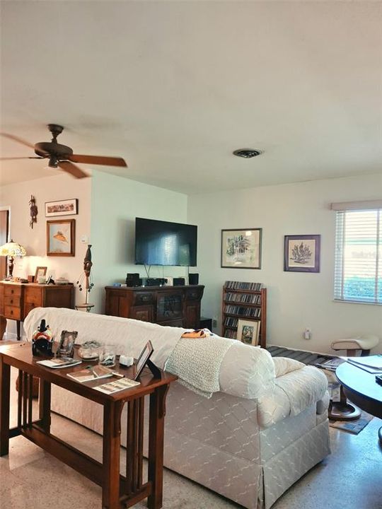 For Sale: $329,900 (2 beds, 2 baths, 1240 Square Feet)