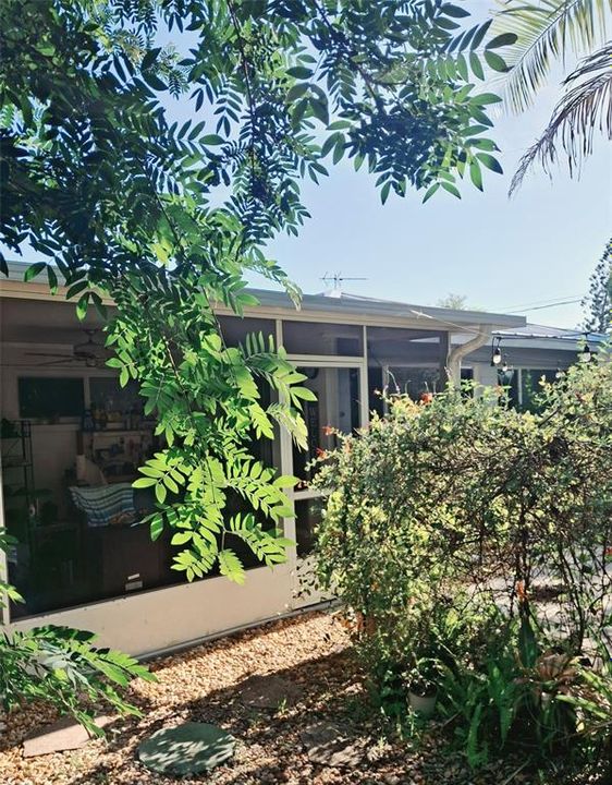 For Sale: $329,900 (2 beds, 2 baths, 1240 Square Feet)