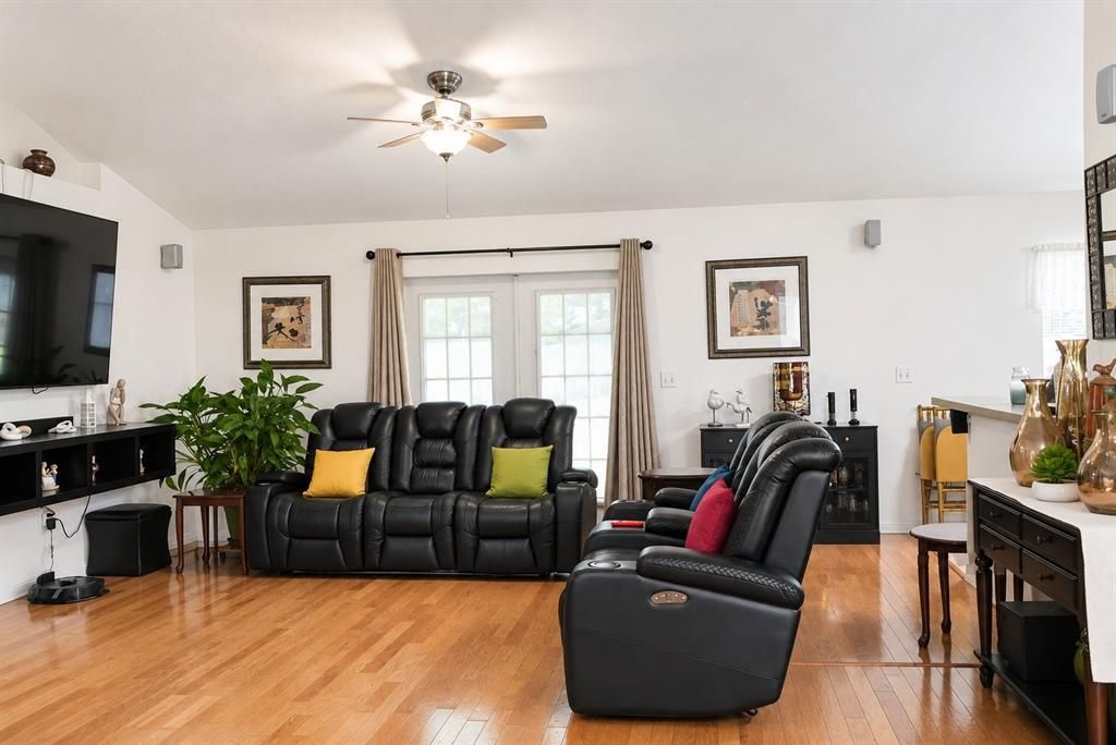 For Sale: $350,000 (3 beds, 2 baths, 1718 Square Feet)