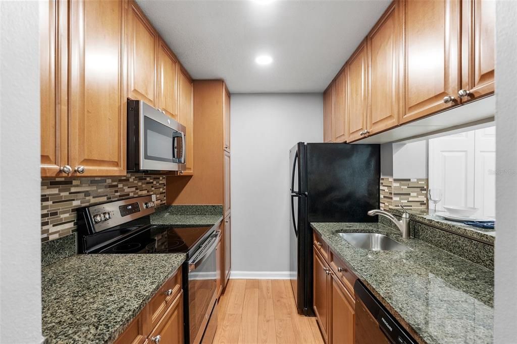 For Rent: $1,950 (2 beds, 1 baths, 857 Square Feet)