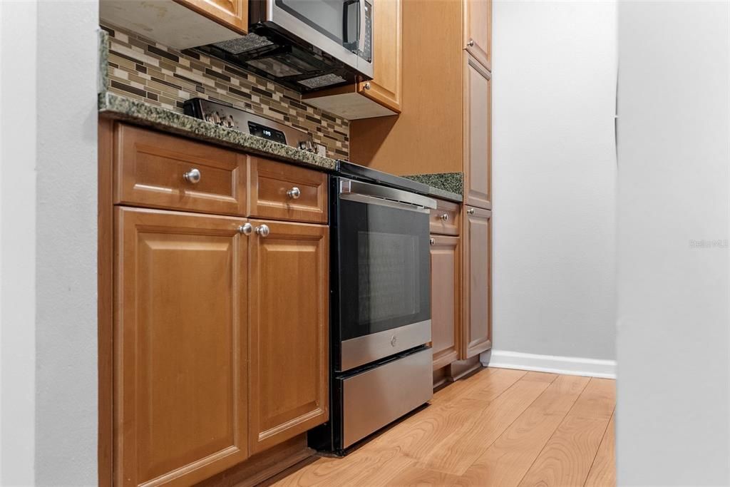 For Rent: $1,950 (2 beds, 1 baths, 857 Square Feet)