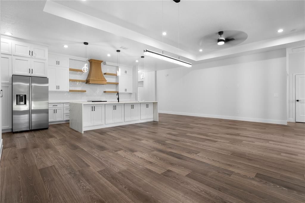 Под контрактом: $549,999 (4 спален, 3 ванн, 2450 Квадратных фут)