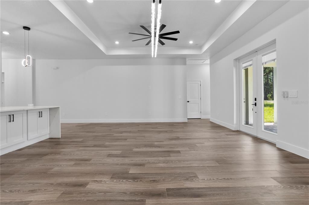 Под контрактом: $549,999 (4 спален, 3 ванн, 2450 Квадратных фут)