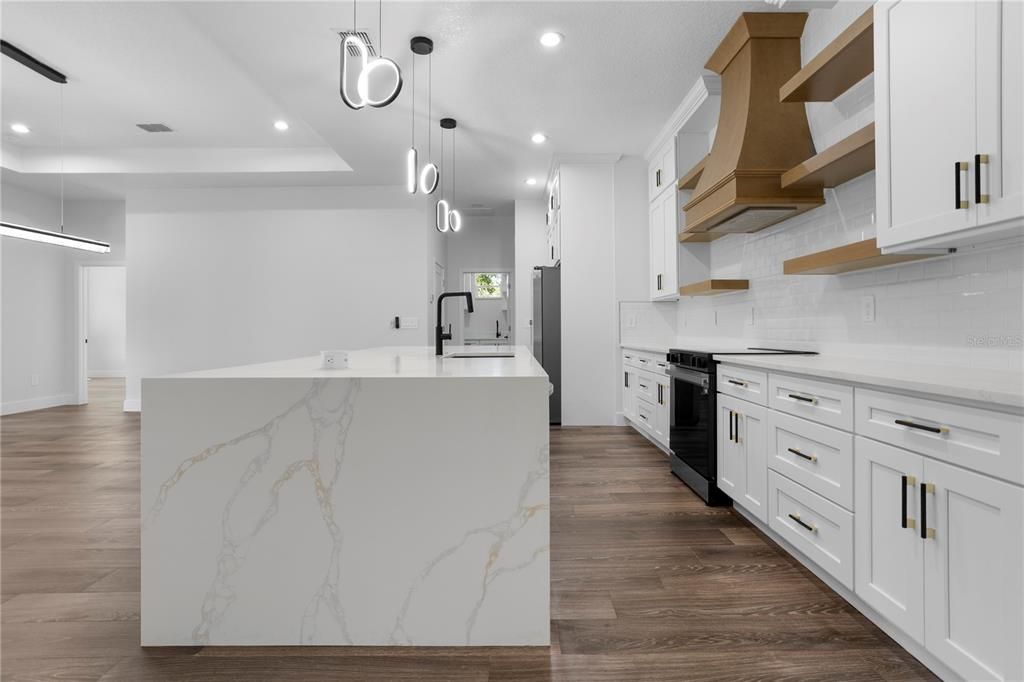 Под контрактом: $549,999 (4 спален, 3 ванн, 2450 Квадратных фут)