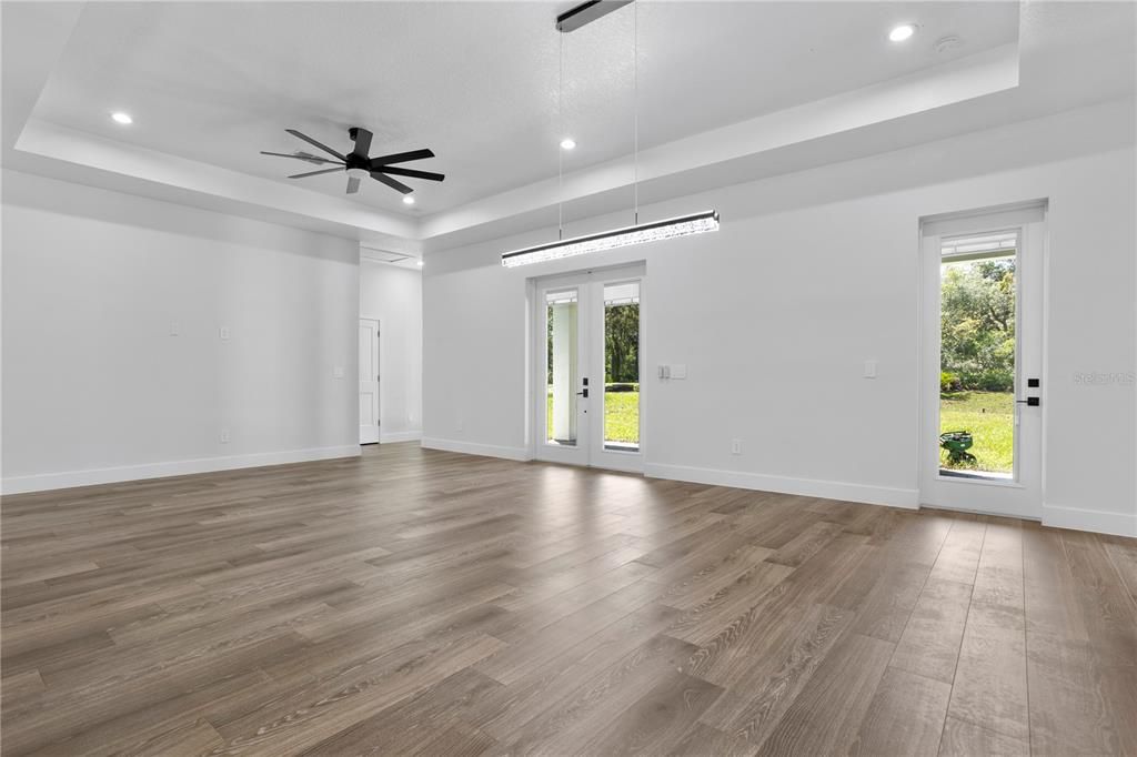 Под контрактом: $549,999 (4 спален, 3 ванн, 2450 Квадратных фут)