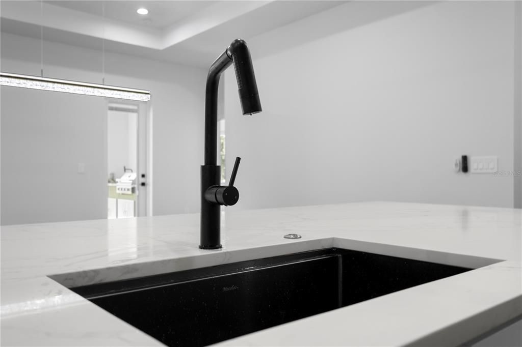 Под контрактом: $549,999 (4 спален, 3 ванн, 2450 Квадратных фут)