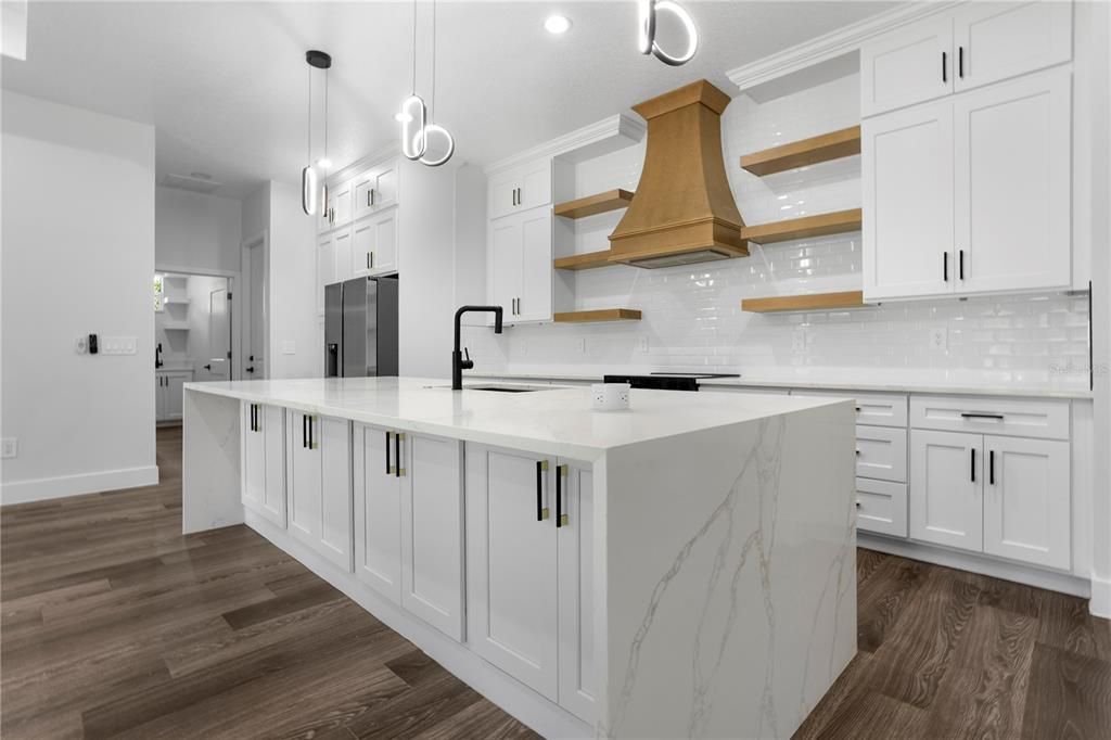 Под контрактом: $549,999 (4 спален, 3 ванн, 2450 Квадратных фут)