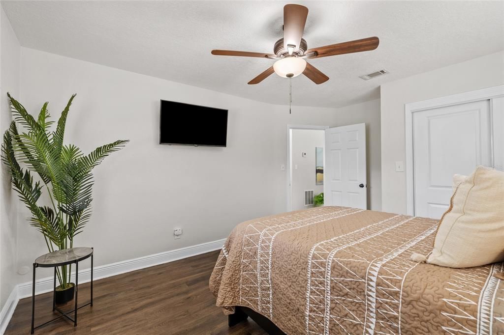 For Sale: $550,000 (7 beds, 4 baths, 2958 Square Feet)