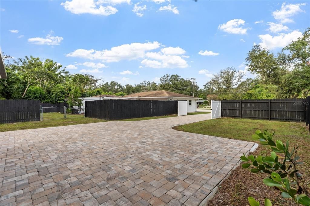For Sale: $550,000 (7 beds, 4 baths, 2958 Square Feet)
