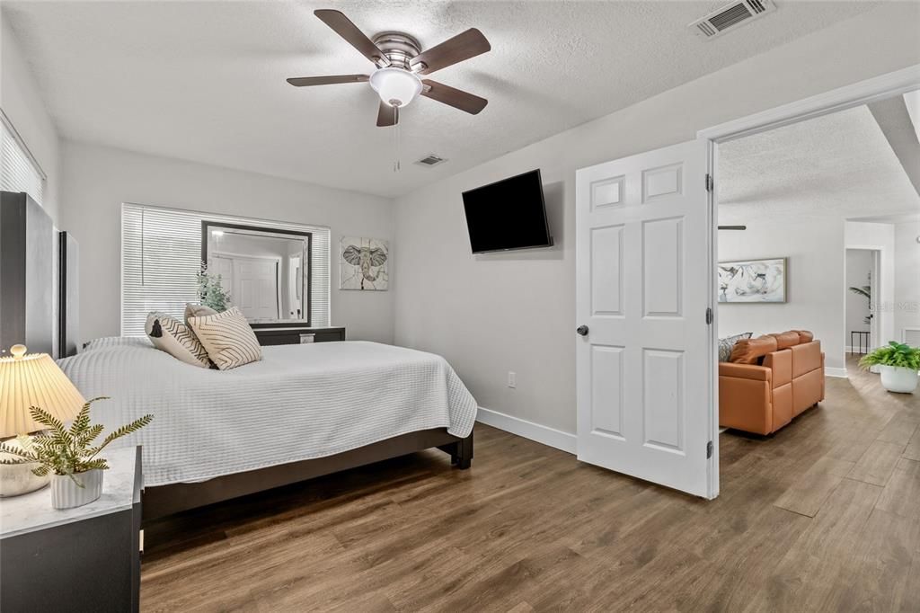For Sale: $550,000 (7 beds, 4 baths, 2958 Square Feet)
