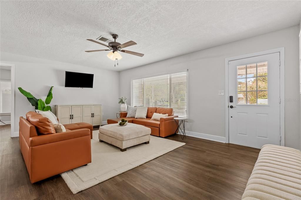 For Sale: $550,000 (7 beds, 4 baths, 2958 Square Feet)