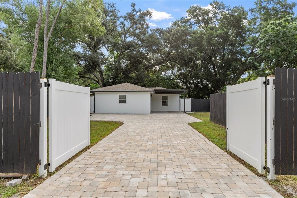 For Sale: $550,000 (7 beds, 4 baths, 2958 Square Feet)