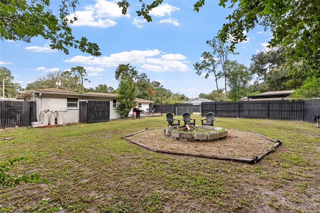 For Sale: $550,000 (7 beds, 4 baths, 2958 Square Feet)