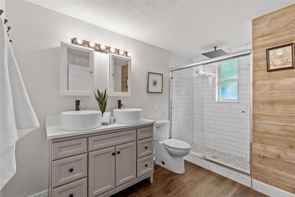 For Sale: $550,000 (7 beds, 4 baths, 2958 Square Feet)