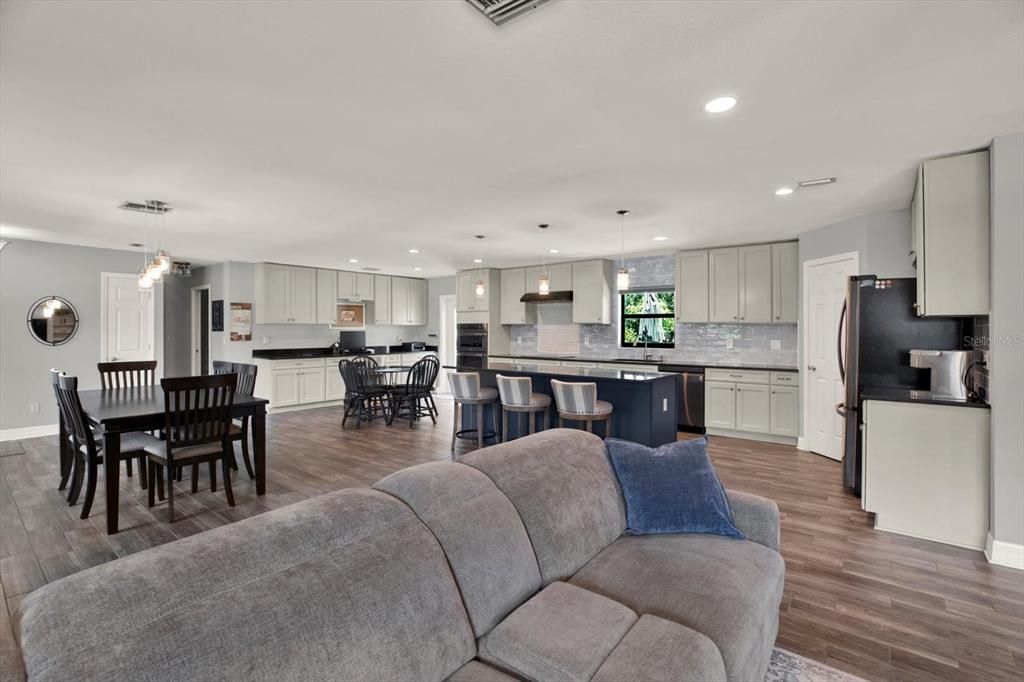 En Venta: $550,000 (3 camas, 2 baños, 2026 Pies cuadrados)