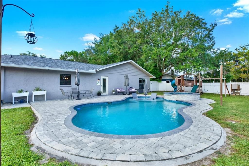 En Venta: $550,000 (3 camas, 2 baños, 2026 Pies cuadrados)
