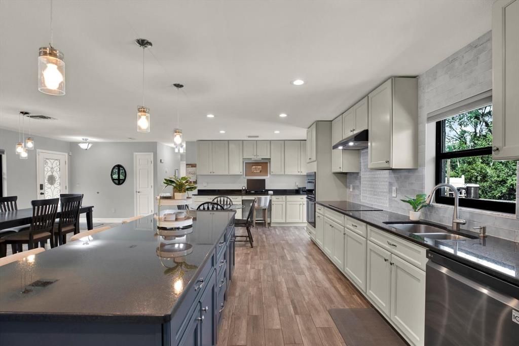 En Venta: $550,000 (3 camas, 2 baños, 2026 Pies cuadrados)