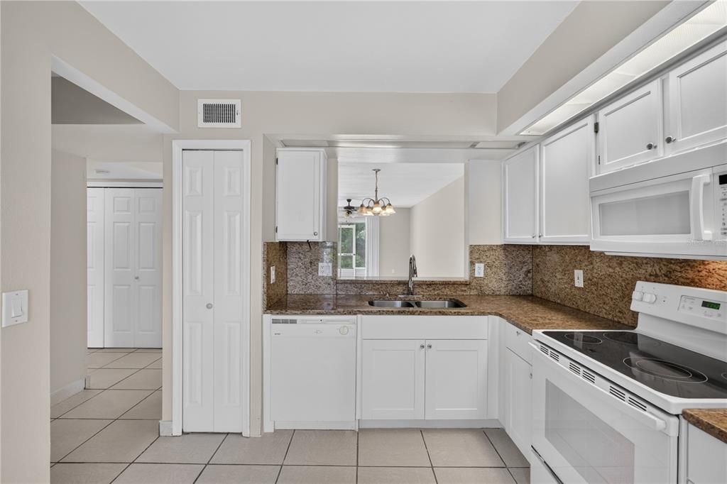 For Rent: $1,700 (2 beds, 2 baths, 1013 Square Feet)