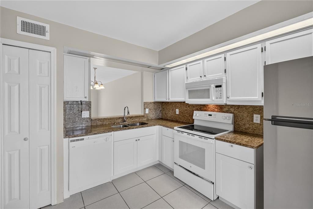 For Rent: $1,700 (2 beds, 2 baths, 1013 Square Feet)