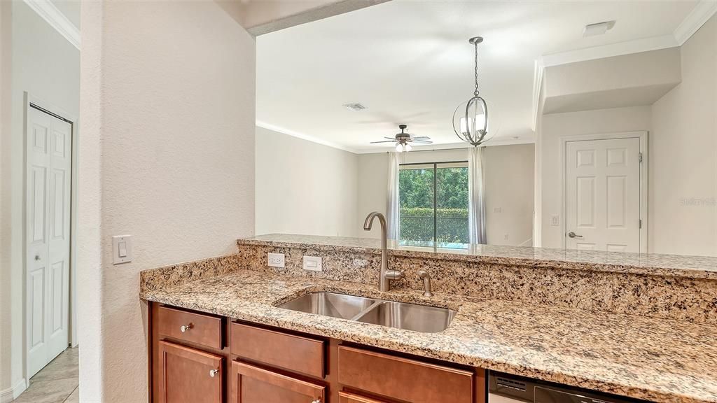 En Venta: $279,000 (3 camas, 2 baños, 1950 Pies cuadrados)