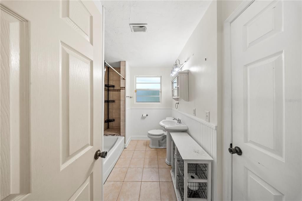 For Sale: $215,000 (2 beds, 2 baths, 1050 Square Feet)