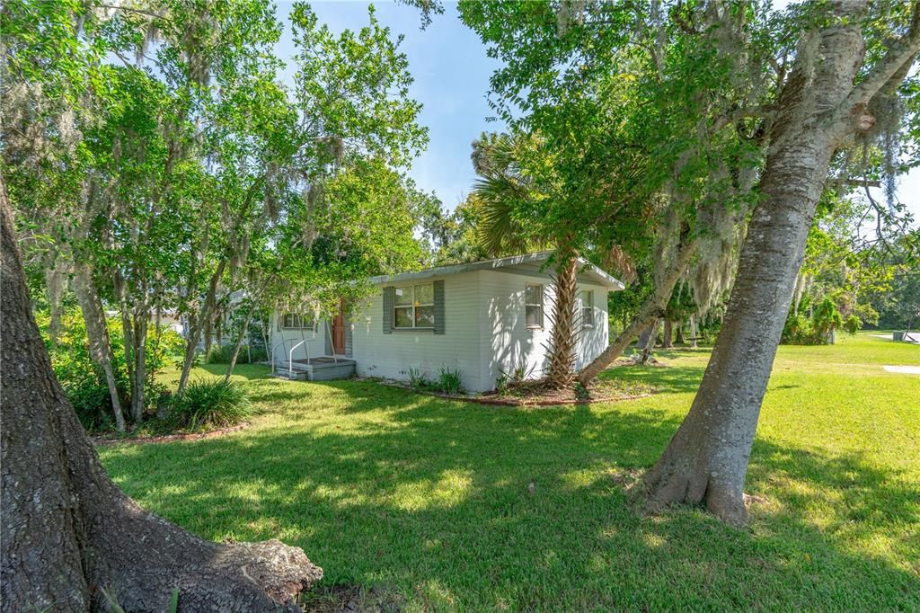 For Sale: $215,000 (2 beds, 2 baths, 1050 Square Feet)