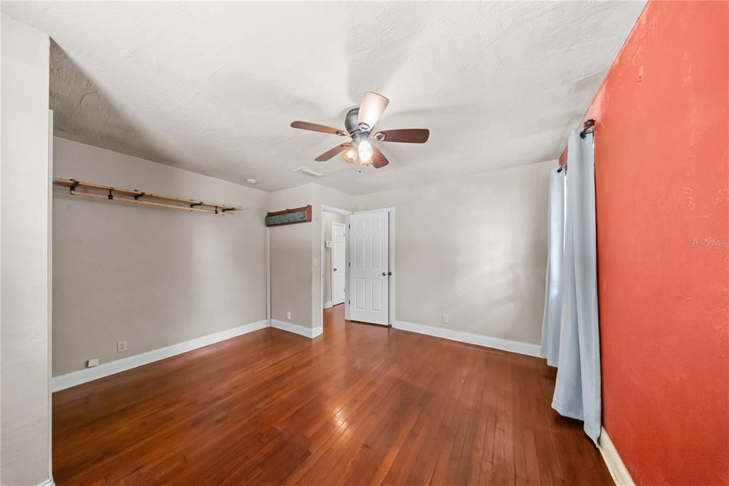 For Sale: $215,000 (2 beds, 2 baths, 1050 Square Feet)