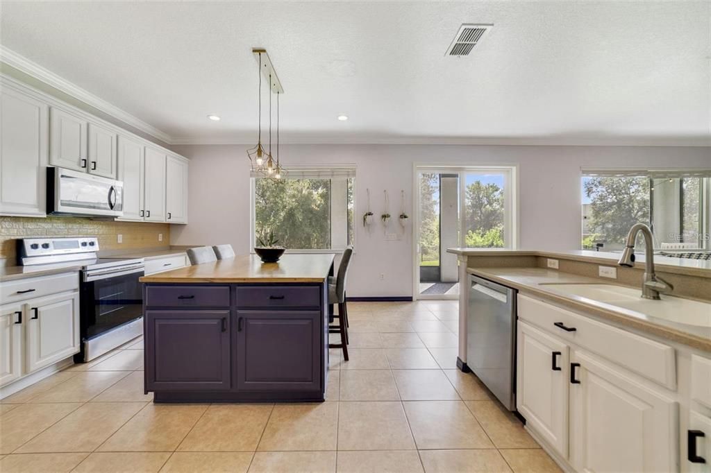 For Rent: $3,990 (5 beds, 3 baths, 3279 Square Feet)