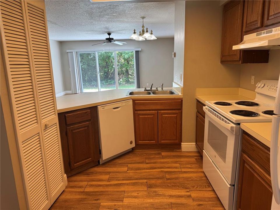В аренду: $1,695 (2 спален, 2 ванн, 1228 Квадратных фут)