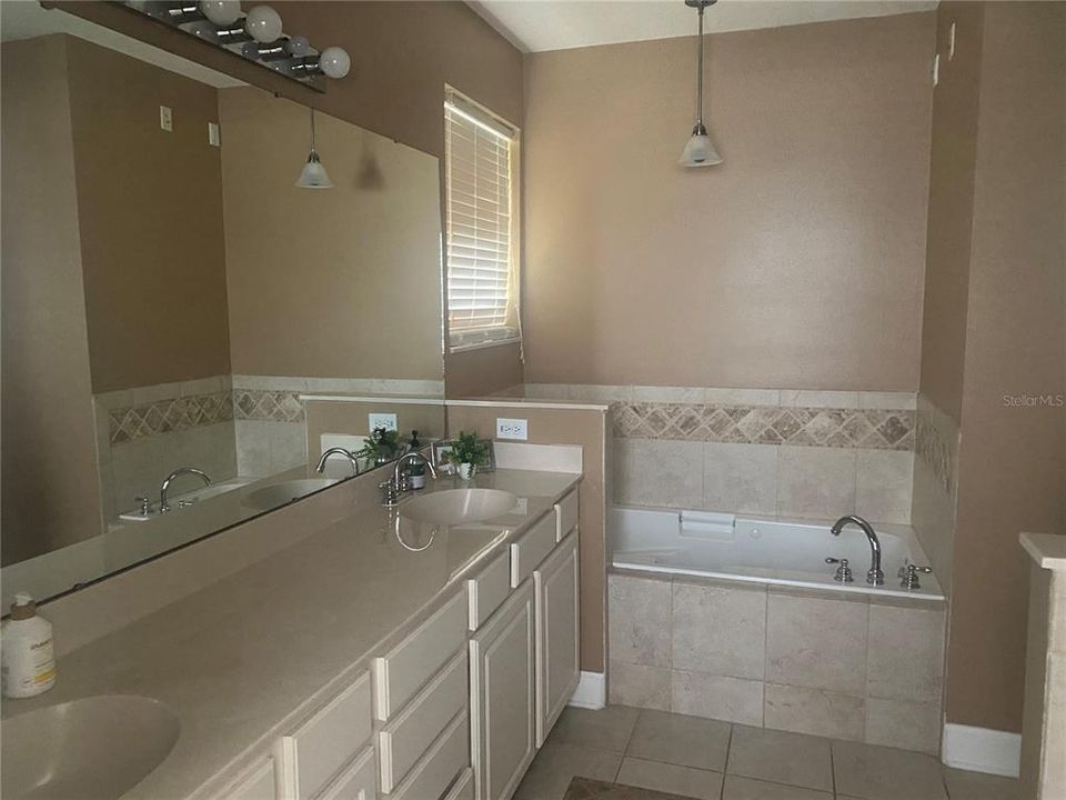 For Sale: $515,000 (5 beds, 3 baths, 2530 Square Feet)