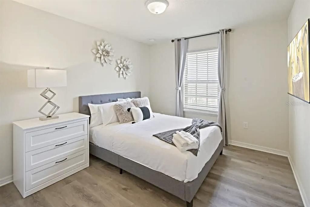 For Sale: $660,000 (5 beds, 5 baths, 2587 Square Feet)