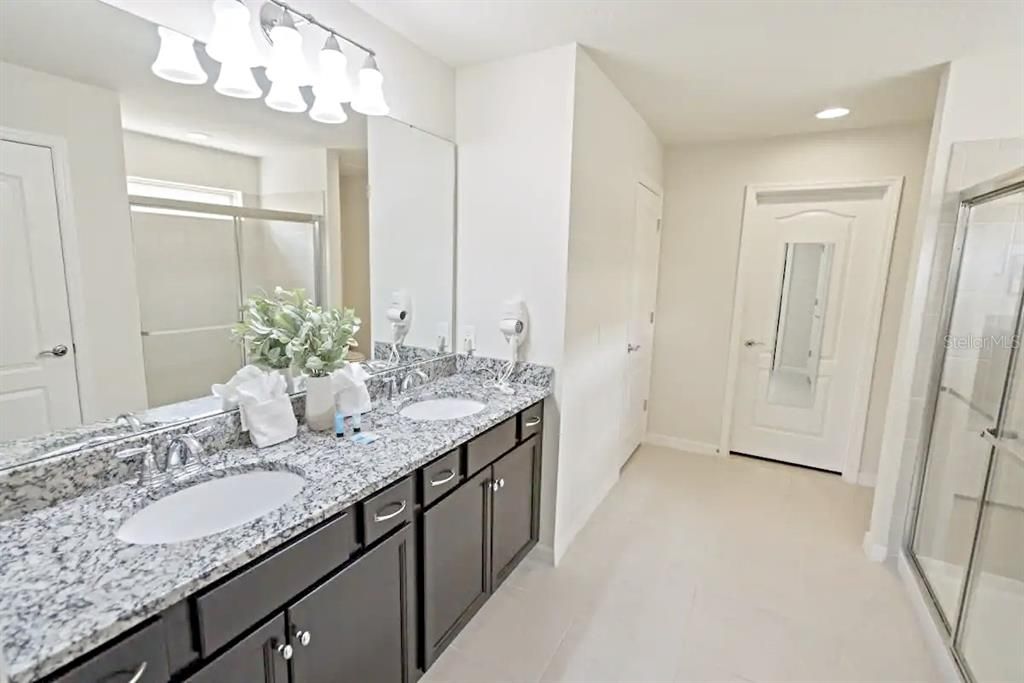 For Sale: $660,000 (5 beds, 5 baths, 2587 Square Feet)