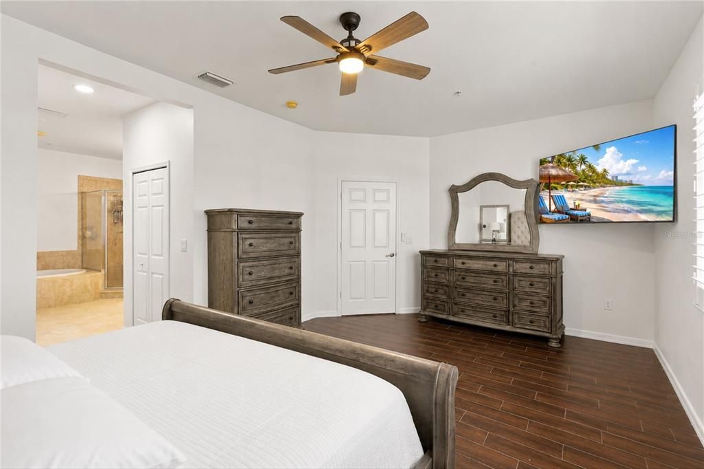 For Sale: $249,900 (3 beds, 2 baths, 2203 Square Feet)