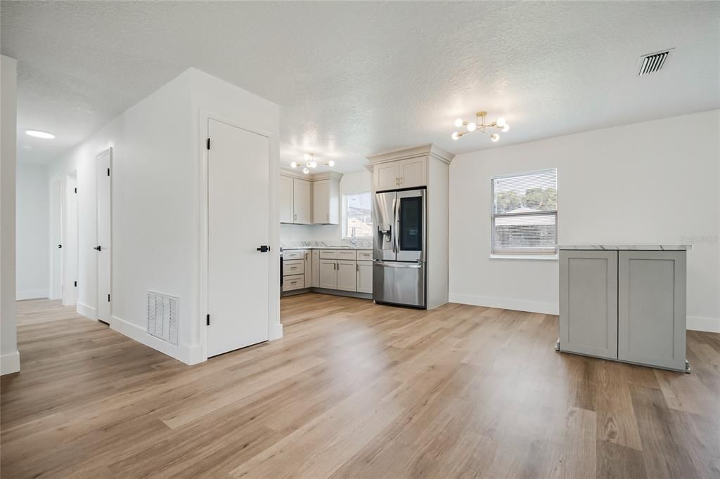 For Sale: $350,000 (3 beds, 2 baths, 1126 Square Feet)