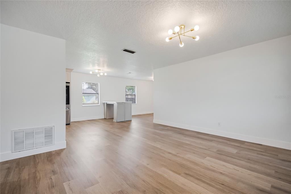 For Sale: $350,000 (3 beds, 2 baths, 1126 Square Feet)