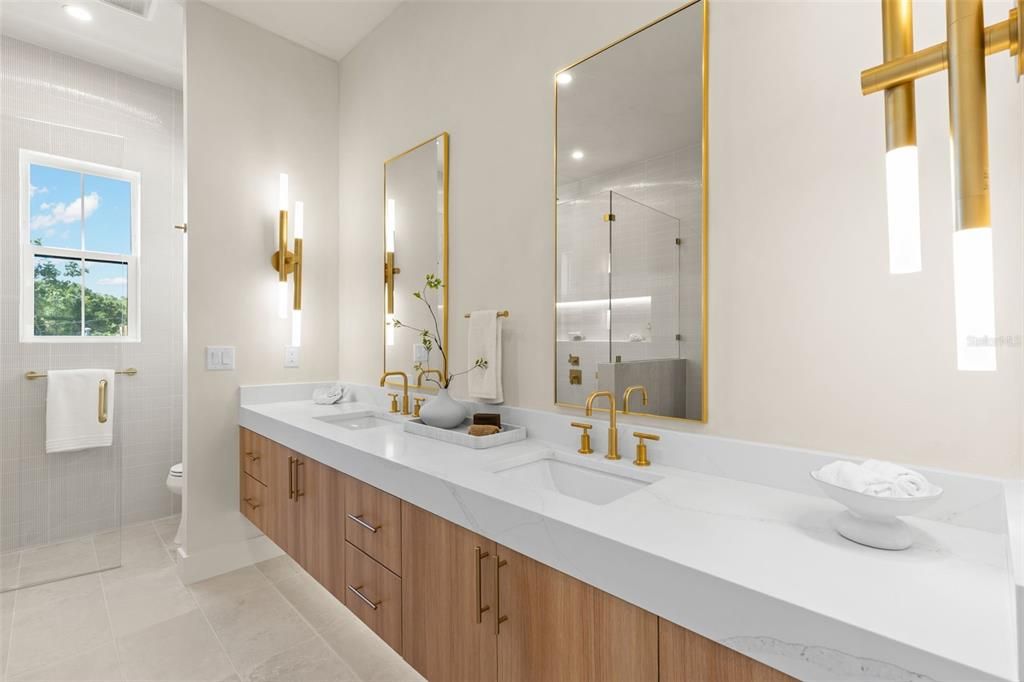 合同活跃: $1,600,000 (4 贝兹, 4 浴室, 3161 平方英尺)