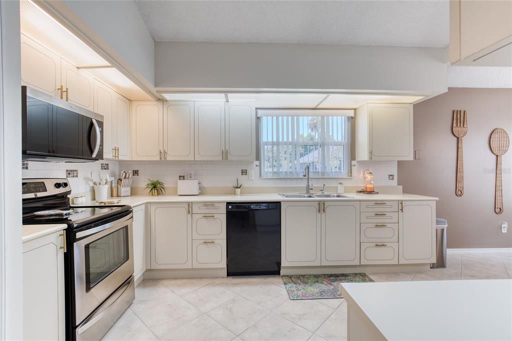 For Sale: $343,900 (2 beds, 2 baths, 1815 Square Feet)