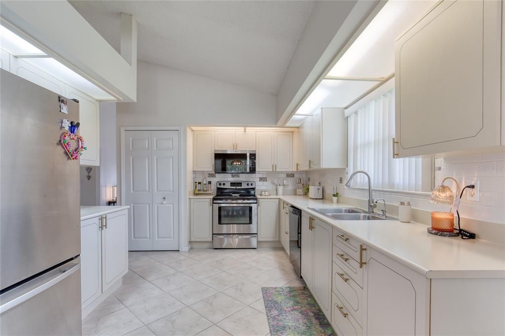 For Sale: $343,900 (2 beds, 2 baths, 1815 Square Feet)