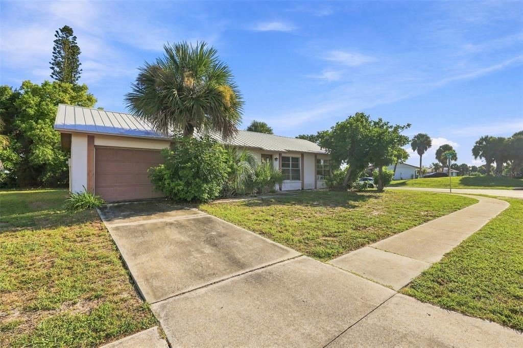 For Sale: $161,000 (2 beds, 2 baths, 1100 Square Feet)
