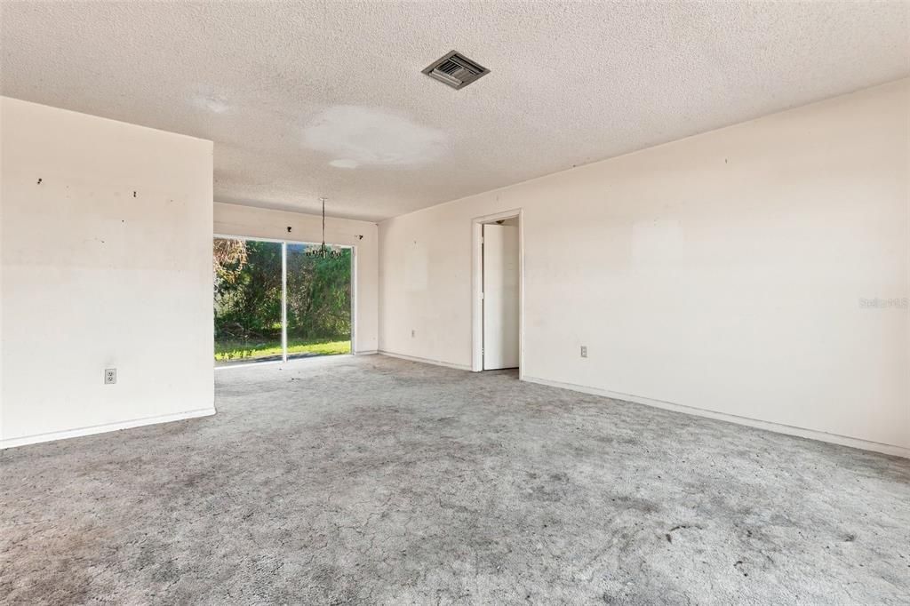 For Sale: $161,000 (2 beds, 2 baths, 1100 Square Feet)
