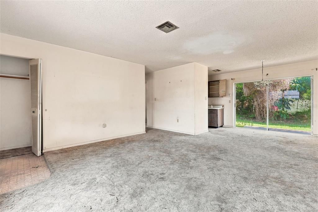 For Sale: $161,000 (2 beds, 2 baths, 1100 Square Feet)