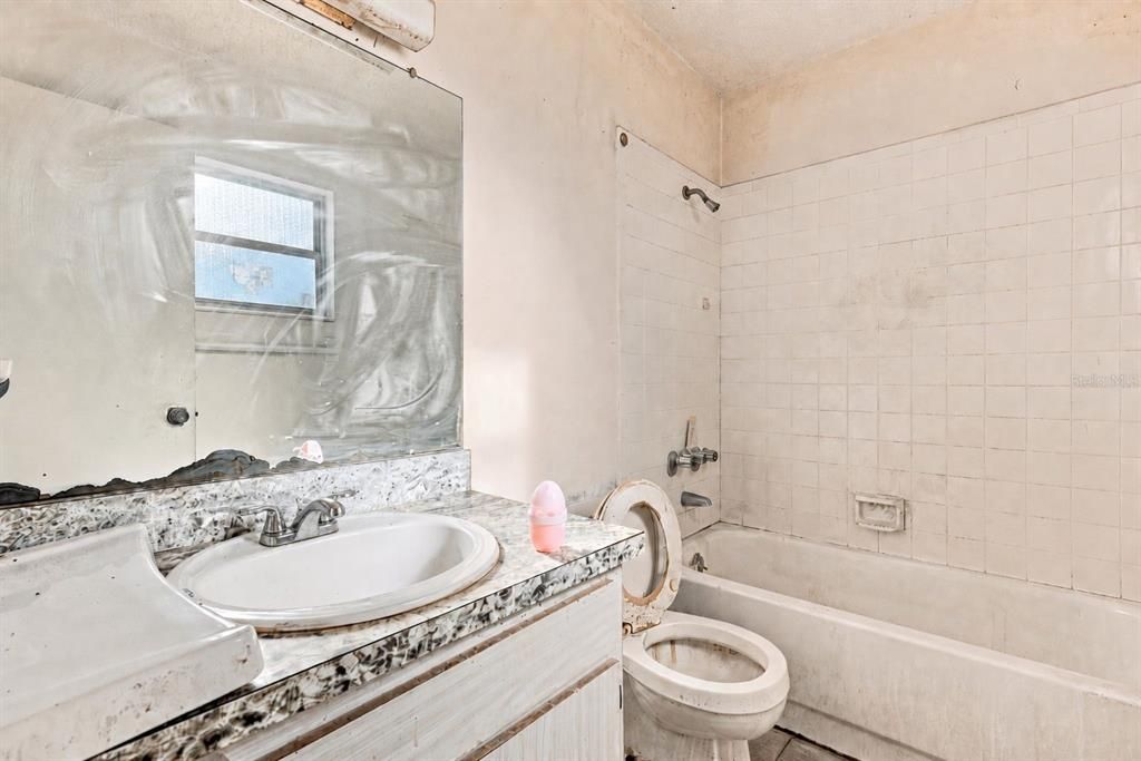 For Sale: $161,000 (2 beds, 2 baths, 1100 Square Feet)