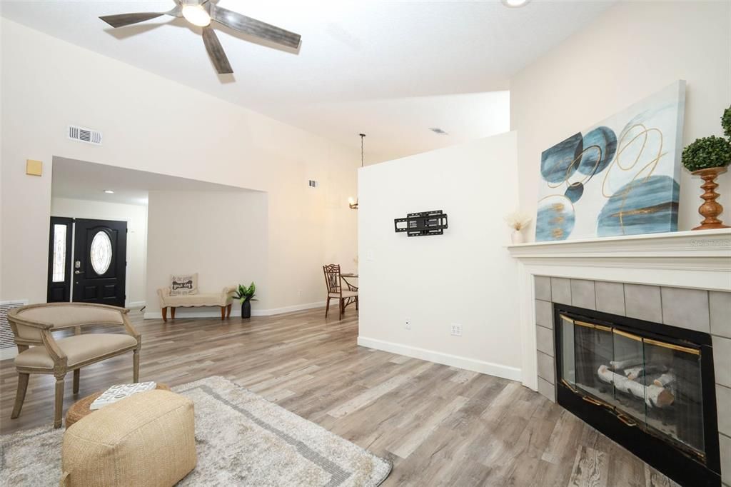 For Sale: $395,000 (3 beds, 2 baths, 1408 Square Feet)
